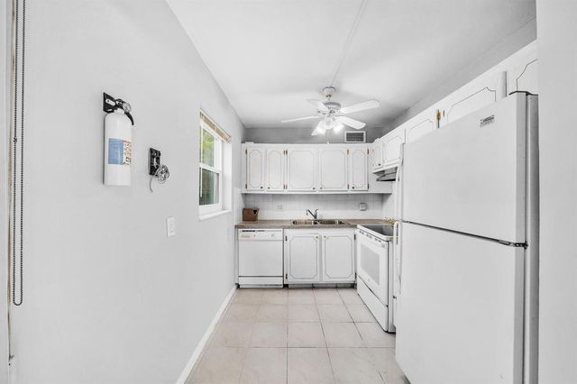 49 Hastings D, West Palm Beach, FL 33417