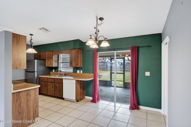 352 Jacaranda Avenue NW, Palm Bay, FL 32907