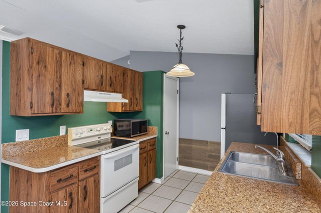 352 Jacaranda Avenue NW, Palm Bay, FL 32907