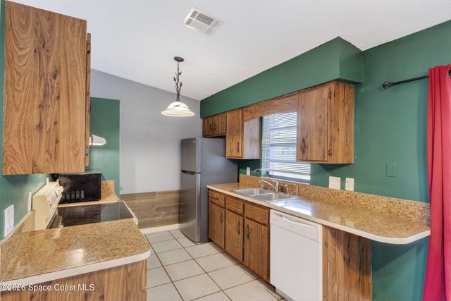 352 Jacaranda Avenue NW, Palm Bay, FL 32907