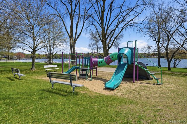 3756 Chevron Drive, Highland Charter Township, MI 48356