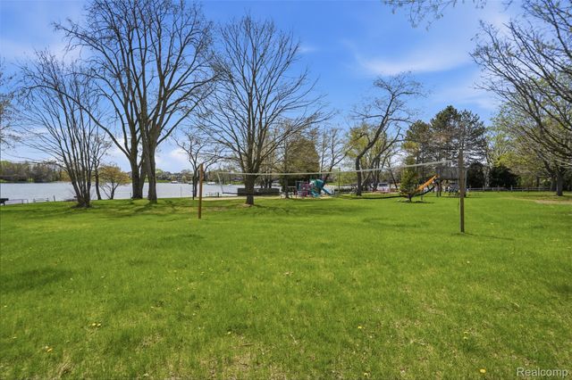 3756 Chevron Drive, Highland Charter Township, MI 48356