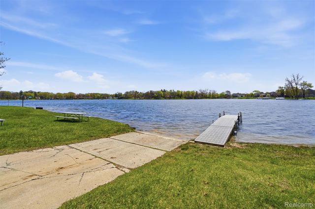 3756 Chevron Drive, Highland Charter Township, MI 48356