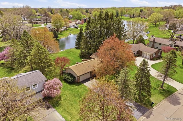 3756 Chevron Drive, Highland Charter Township, MI 48356