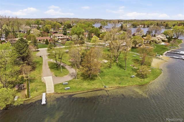 3756 Chevron Drive, Highland Charter Township, MI 48356