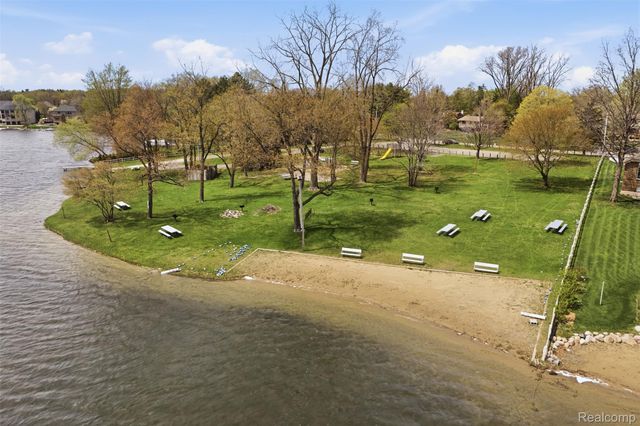 3756 Chevron Drive, Highland Charter Township, MI 48356