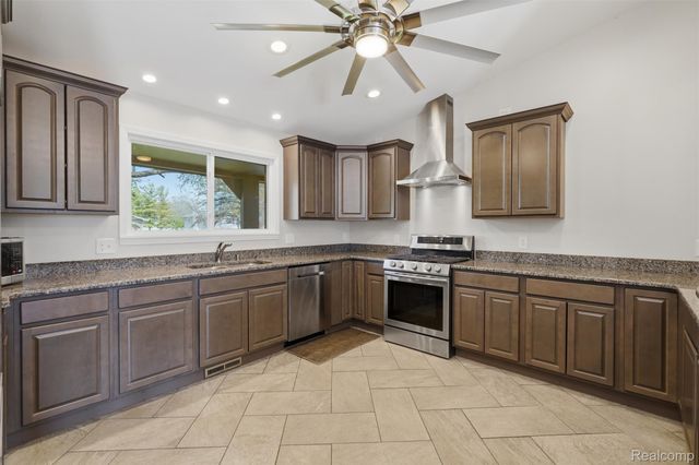 3756 Chevron Drive, Highland Charter Township, MI 48356