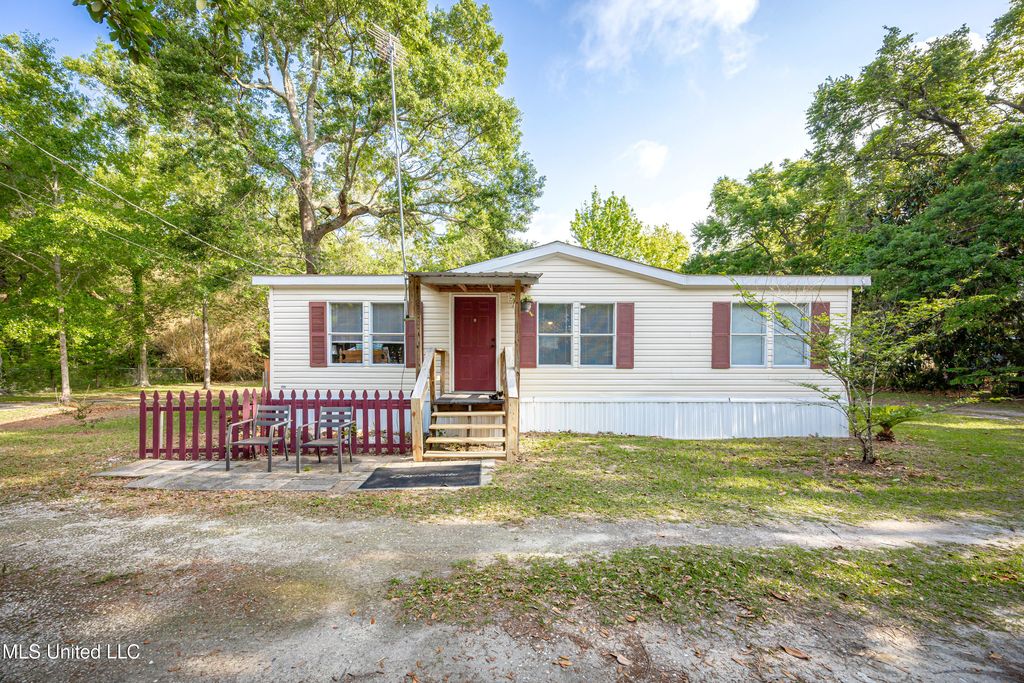 8708 Maple Avenue, Ocean Springs, MS 39564