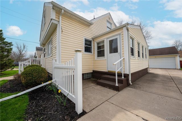 38 Warren Avenue, West Seneca, NY 14224