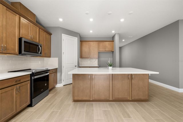 985 FIESTA KEY CIRCLE, Lady Lake, FL 32159