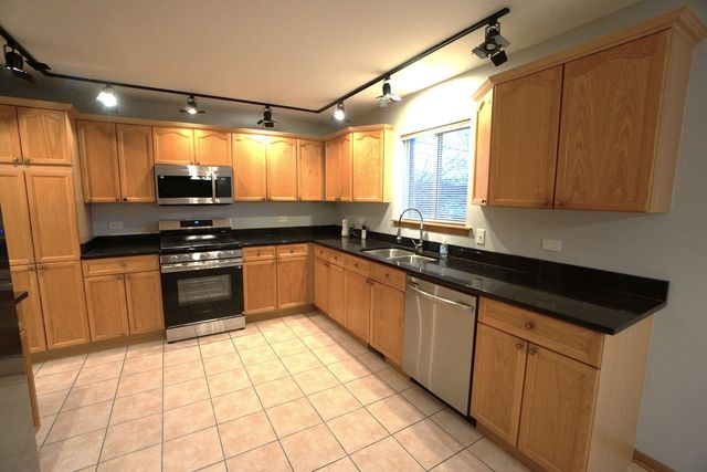 830 E 152nd Street, South Holland, IL 60473