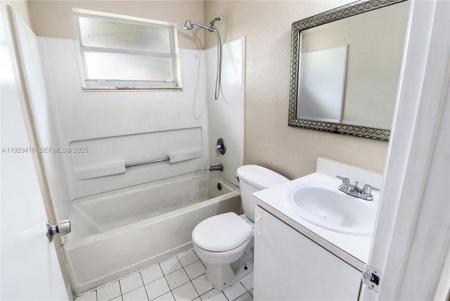 2725 NW 3rd St, Pompano Beach, FL 33069