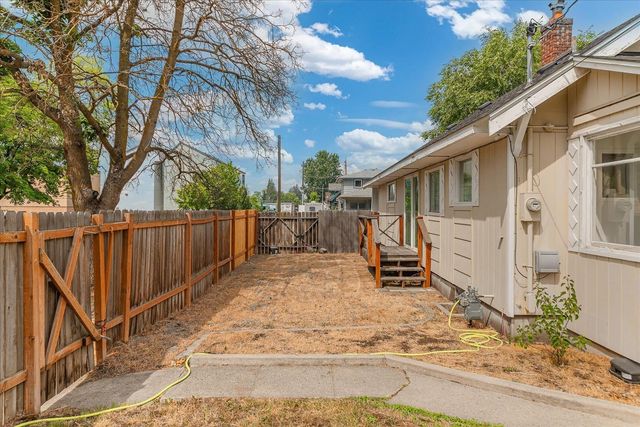 4004 N LINCOLN St, Spokane, WA 99205