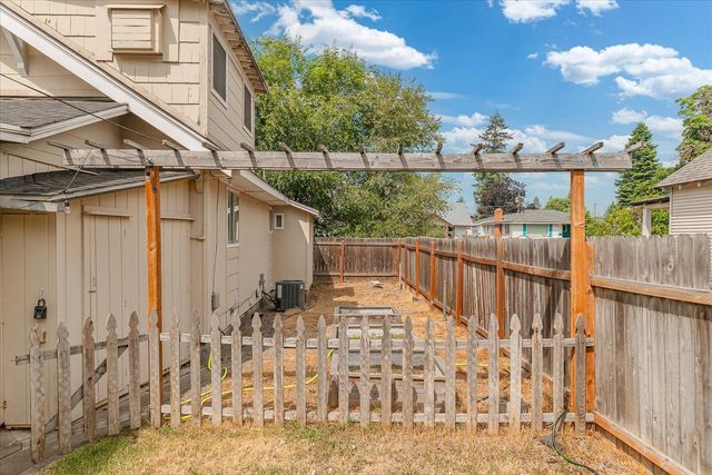 4004 N LINCOLN St, Spokane, WA 99205