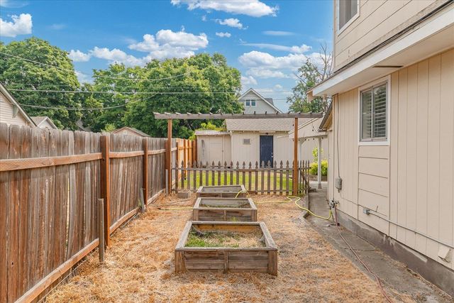 4004 N LINCOLN St, Spokane, WA 99205