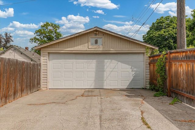 4004 N LINCOLN St, Spokane, WA 99205