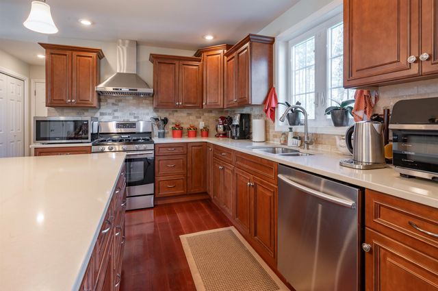 2 Jennifer Drive, Nashua, NH 03062