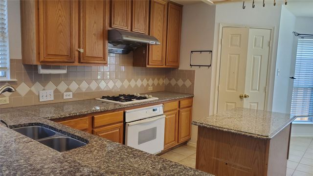 2424 Hunters Run Drive, Plano, TX 75025