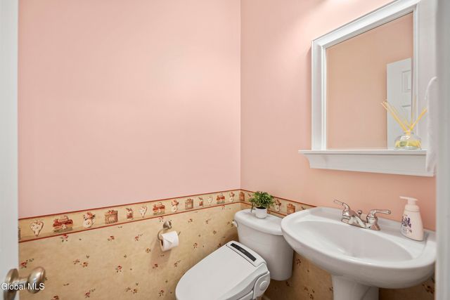 6 Oxford Circle, Cohoes, NY 12047