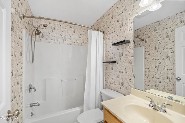 6 Oxford Circle, Cohoes, NY 12047