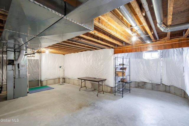 6 Oxford Circle, Cohoes, NY 12047