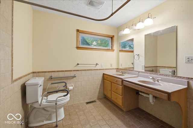 1343 S Buttercup Drive, New Palestine, IN 46163