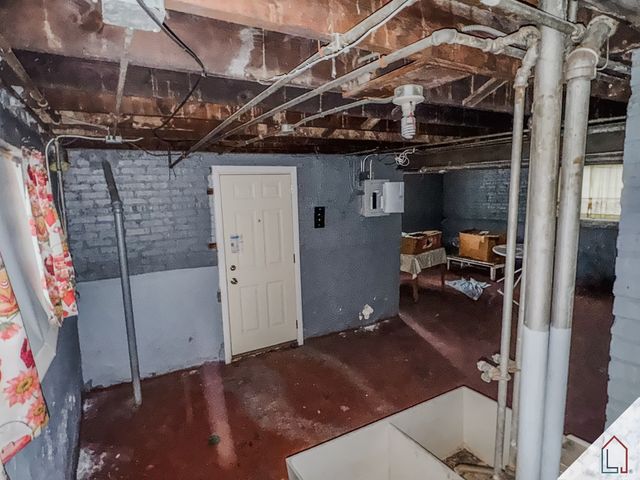 8640 S Bennett Avenue, Chicago, IL 60617