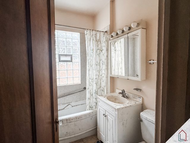 8640 S Bennett Avenue, Chicago, IL 60617