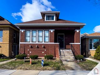 8640 S Bennett Avenue, Chicago, IL 60617