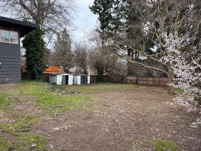 215 Hillhouse Avenue, Medford, OR 97504