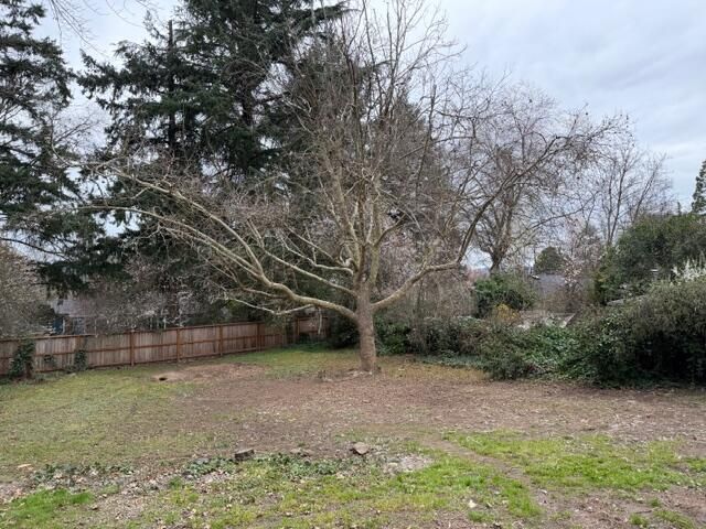 215 Hillhouse Avenue, Medford, OR 97504