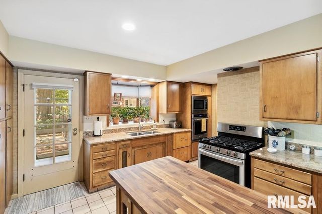 1570 N ACADEMY Street, Galesburg, IL 61401