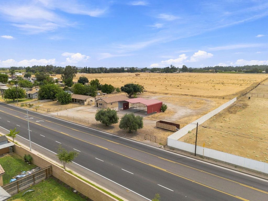 Image 36 of property listing at 14735 Road 28, Madera, CA 93638