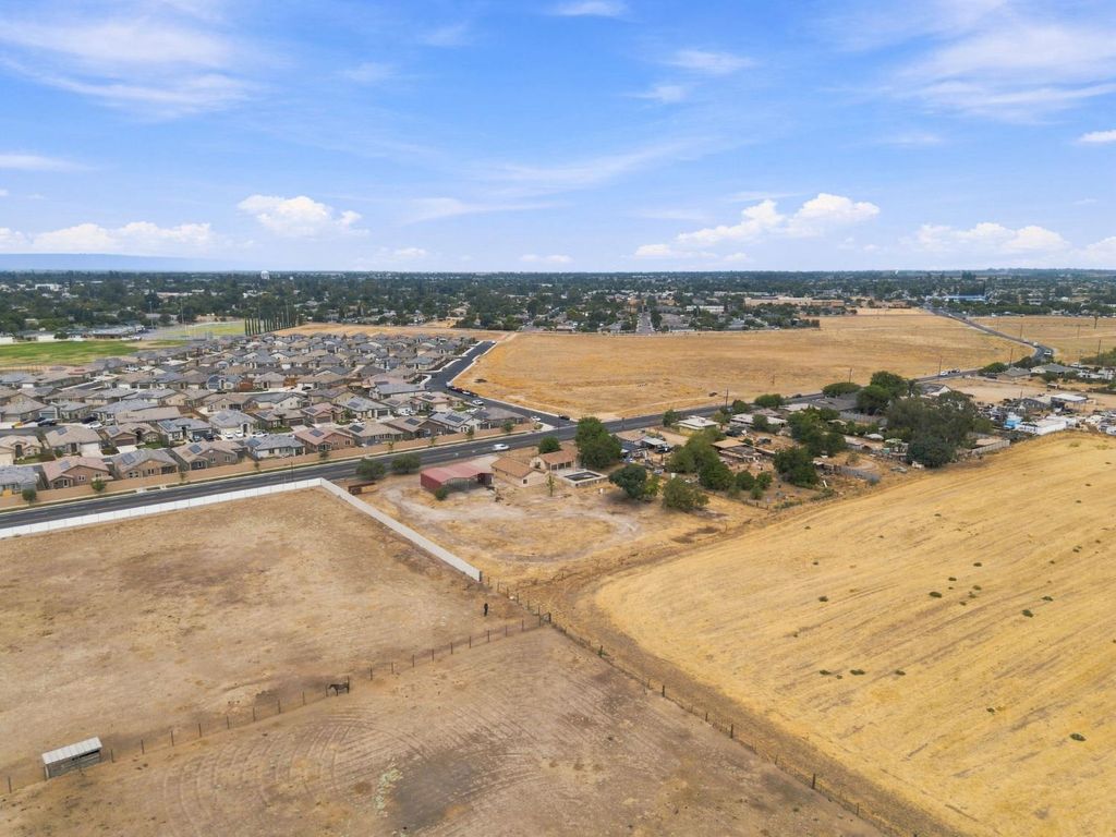 Image 37 of property listing at 14735 Road 28, Madera, CA 93638