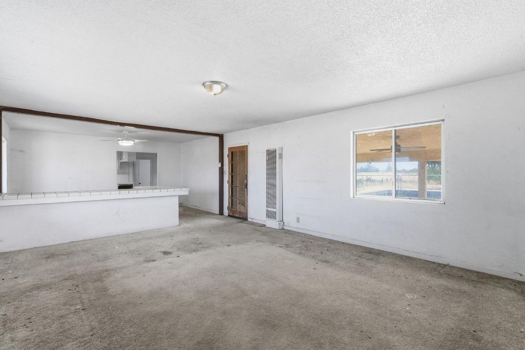 Image 4 of property listing at 14735 Road 28, Madera, CA 93638