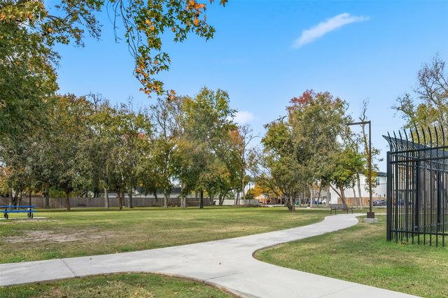 8595 Parkway Drive B, Houston, TX 77088