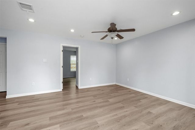 8595 Parkway Drive B, Houston, TX 77088