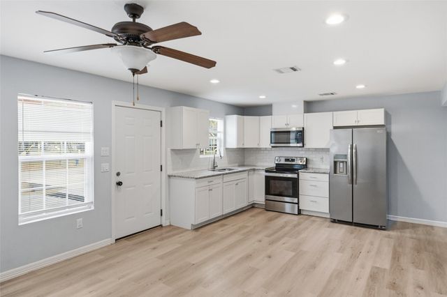 8595 Parkway Drive B, Houston, TX 77088