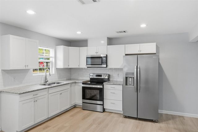 8595 Parkway Drive B, Houston, TX 77088