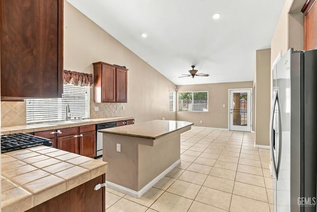 13006 Lake Pueblo Way, Bakersfield, CA 93314