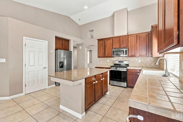 13006 Lake Pueblo Way, Bakersfield, CA 93314