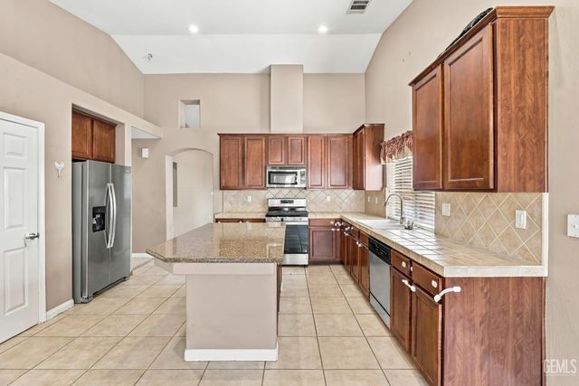13006 Lake Pueblo Way, Bakersfield, CA 93314