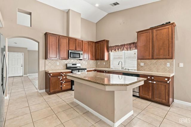 13006 Lake Pueblo Way, Bakersfield, CA 93314