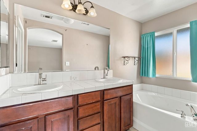 13006 Lake Pueblo Way, Bakersfield, CA 93314