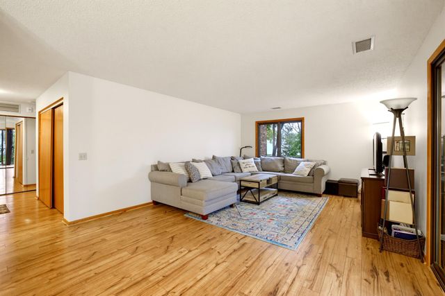 7200 Cahill Road 106, Edina, MN 55439