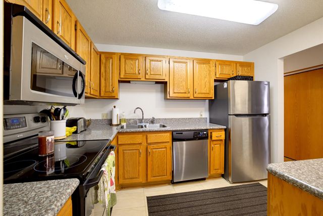 7200 Cahill Road 106, Edina, MN 55439
