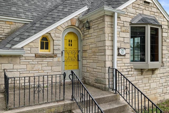 2000 Summit AVENUE, Waukesha, WI 53188