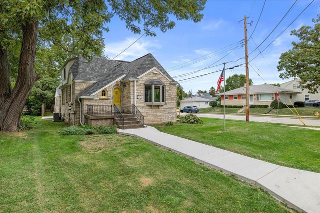 2000 Summit AVENUE, Waukesha, WI 53188