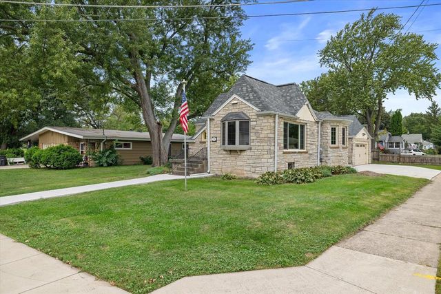 2000 Summit AVENUE, Waukesha, WI 53188