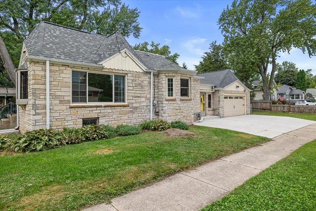 2000 Summit AVENUE, Waukesha, WI 53188